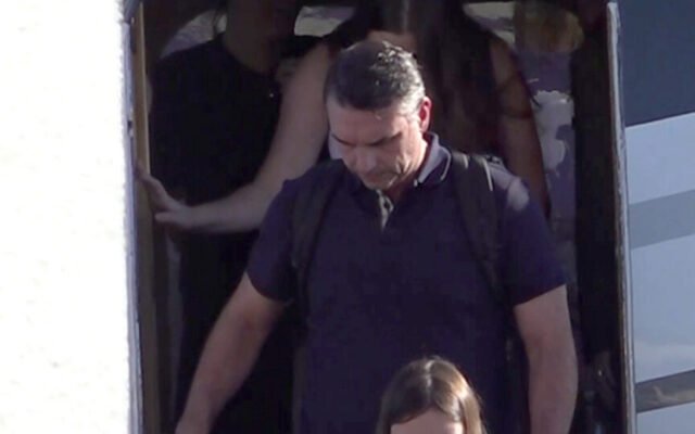 Ações judiciais buscam interromper pagamentos a Flávio Bolsonaro nos Estados Unidos