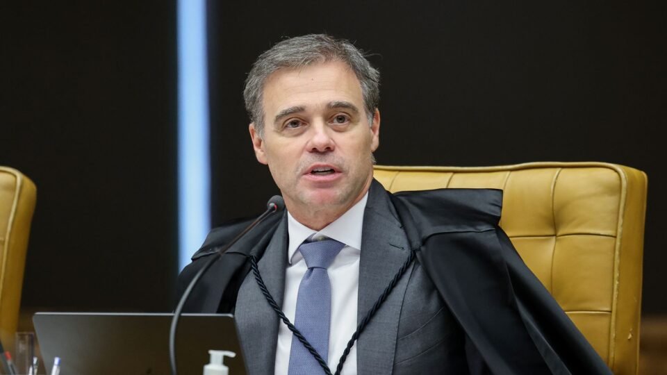 Fachin devolve inquéritos do INSS a Mendonça, mas mantém caso Master na Presidência