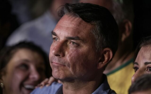 Flávio Bolsonaro projeta fim antecipado do governo Lula e atua dos EUA