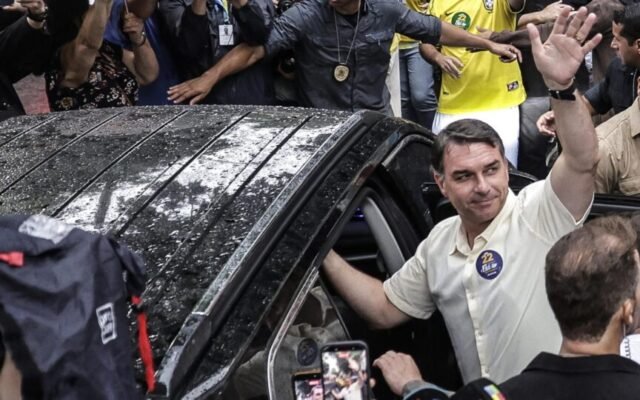 Jornal americano diz que Flávio é alvo de vingança e que Brasil ruma para a autocracia