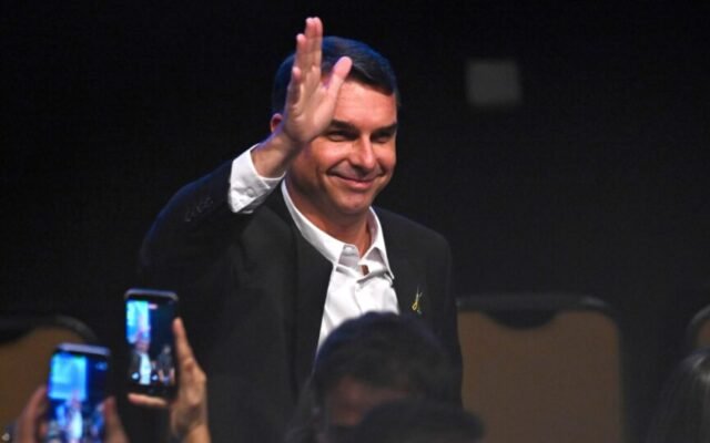“Legitimação internacional”: o que está por trás de viagem do Flávio nos EUA