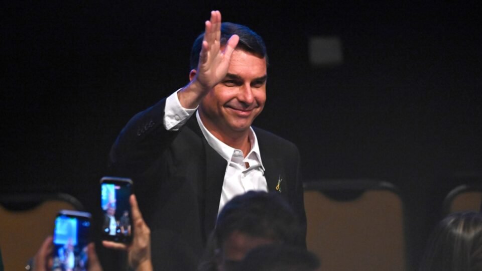 “Legitimação internacional”: o que está por trás de viagem do Flávio nos EUA