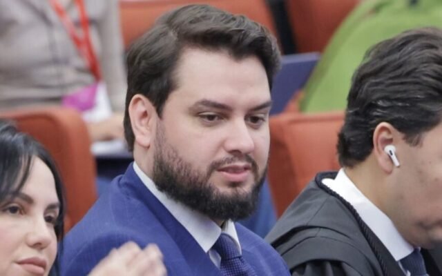 Ministro Dias Toffoli mantém Filipe Martins em regime de prisão fechado