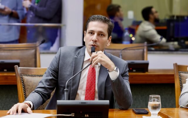 Olyntho relata a LDO 2027 e defende orçamento alinhado ao novo governo